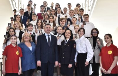 Паспорта граждан России получили в День космонавтики 30 молодых жителей области – участников «Движения первых»