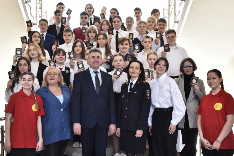 Паспорта граждан России получили в День космонавтики 30 молодых жителей области – участников «Движения первых»