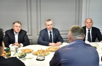 Губернатор Андрей Травников встретился в Искитиме с бойцом из зоны проведения спецоперации