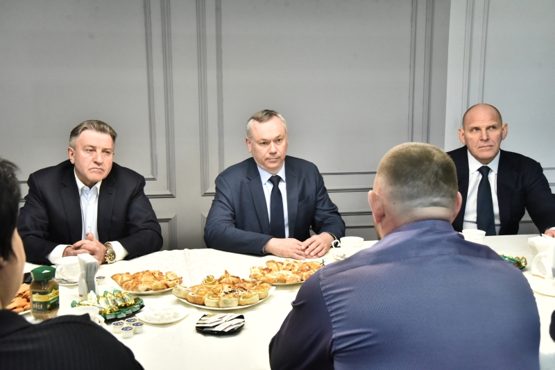 Губернатор Андрей Травников встретился в Искитиме с бойцом из зоны проведения спецоперации