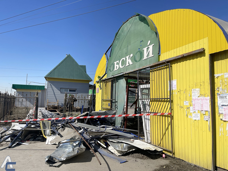Крытый торговый ряд бывшего рынка «Обской» снесли на улице Ломоносова