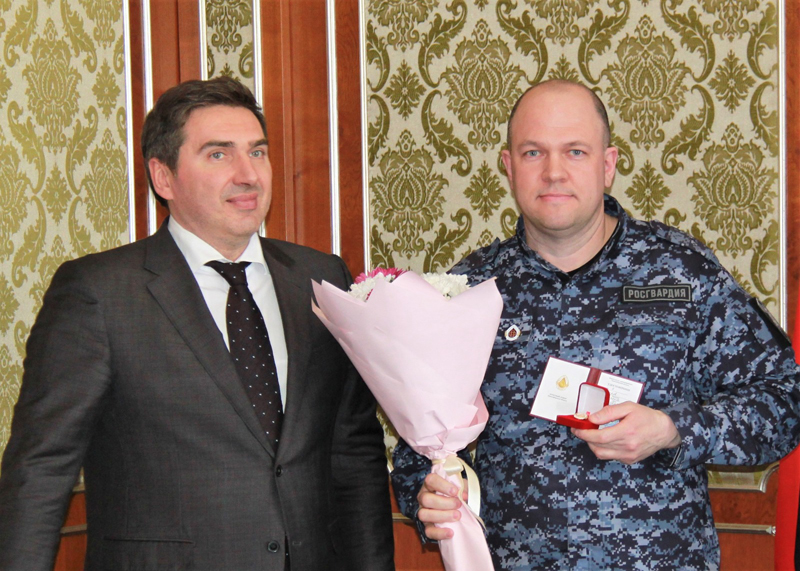 Почетным донором Новосибирской области стал росгвардеец Максим Серов