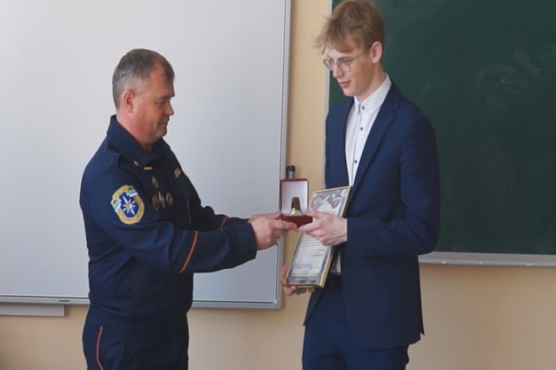 Спасавшего людей в доме на улице Линейной школьника наградили в Новосибирске