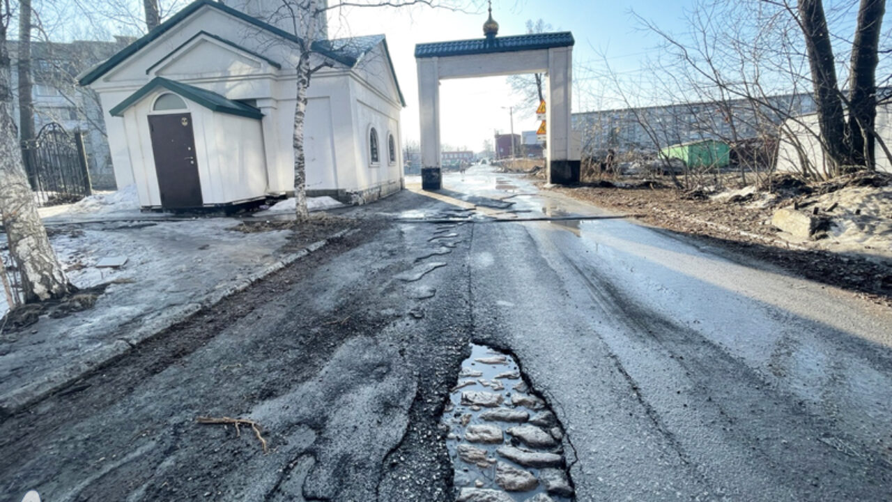 Булыжная мостовая проступила из-под разрушенного асфальта в Военном городке  в Оби - Аэро-Сити