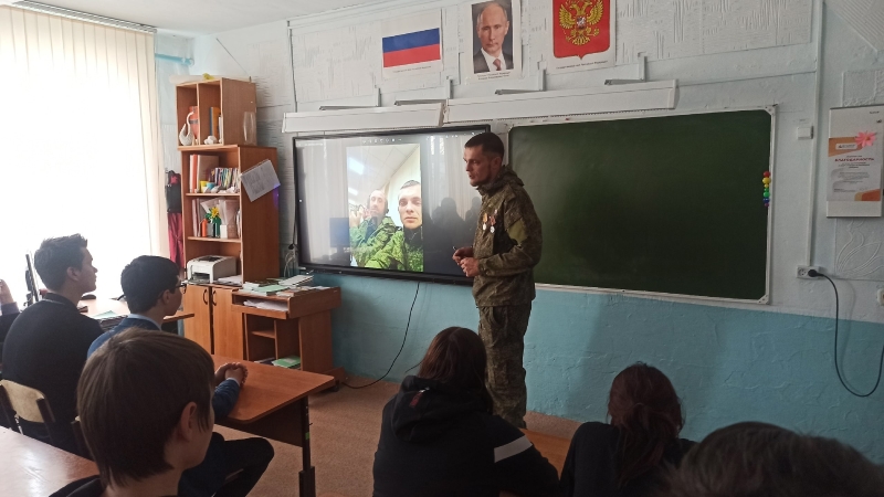 Участник спецоперации приехал в отпуск и провел встречу с учениками Красноглинной школы №7 и Толмачевской школы №61