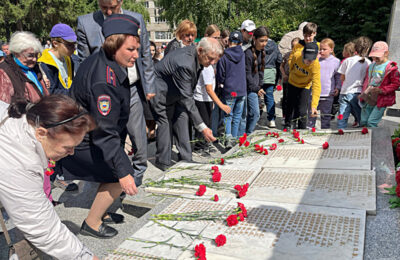 Возложили цветы и зажгли свечи жители Оби в День памяти и скорби 22 июня