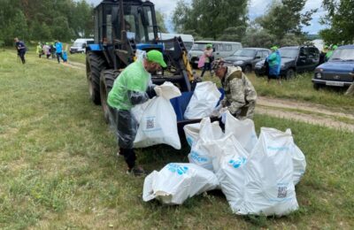 Более двухсот участников акции «Вода России» очистили береговую зону Караканского бора от мусора