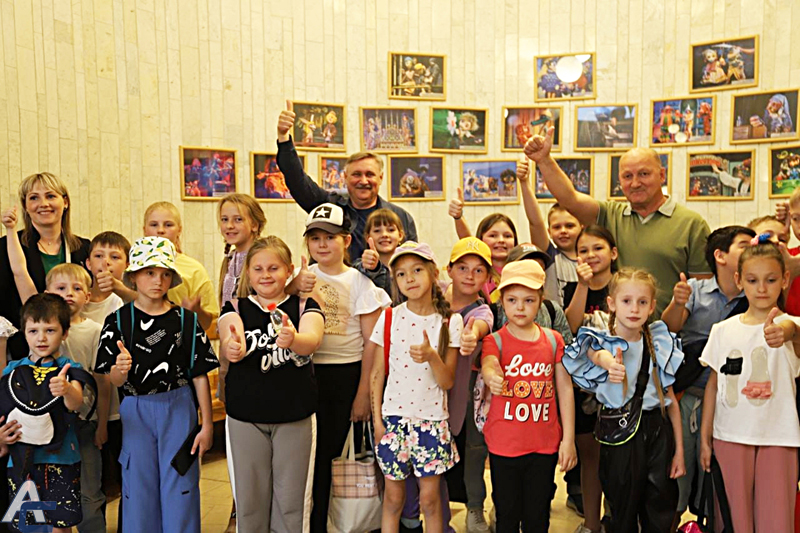 Волшебное лето: кукольный спектакль бесплатно посмотрели школьники из Оби и Толмачёво