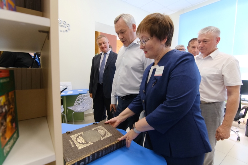 Губернатор Андрей Травников проинспектировал работу отремонтированной модельной библиотеки в Маслянинском районе