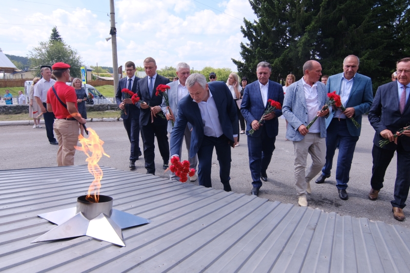 Возложил цветы и почтил память павших воинов Андрей Травников во время визита в Маслянинский район