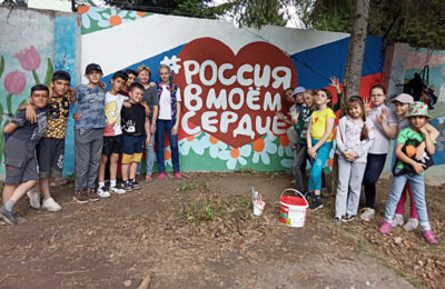 «Россия в моём сердце» — юные художники из Оби нарисовали патриотический мурал
