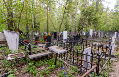 В осквернении могил на кладбище в Оби обвинили юных видеоблогеров