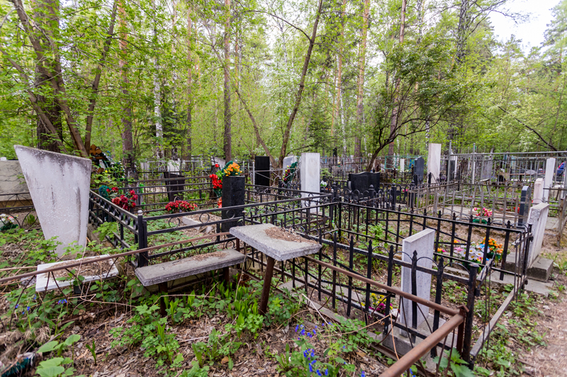 В осквернении могил на кладбище в Оби обвинили юных видеоблогеров