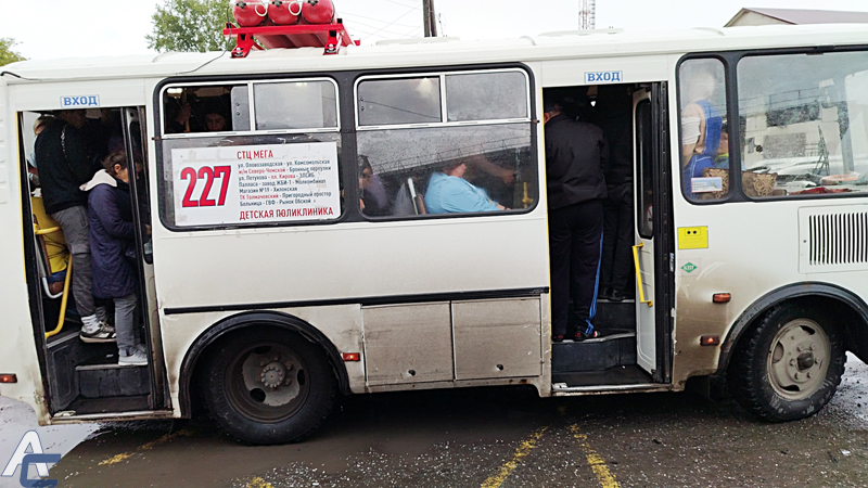 "Ни уехать, ни приехать": Переполненный пассажирами автобус № 227 возмутил жителей Оби и Толмачево
