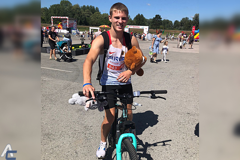 Новый велосипед подарили юному легкоатлету из Оби - он победил в благотворительном забеге
