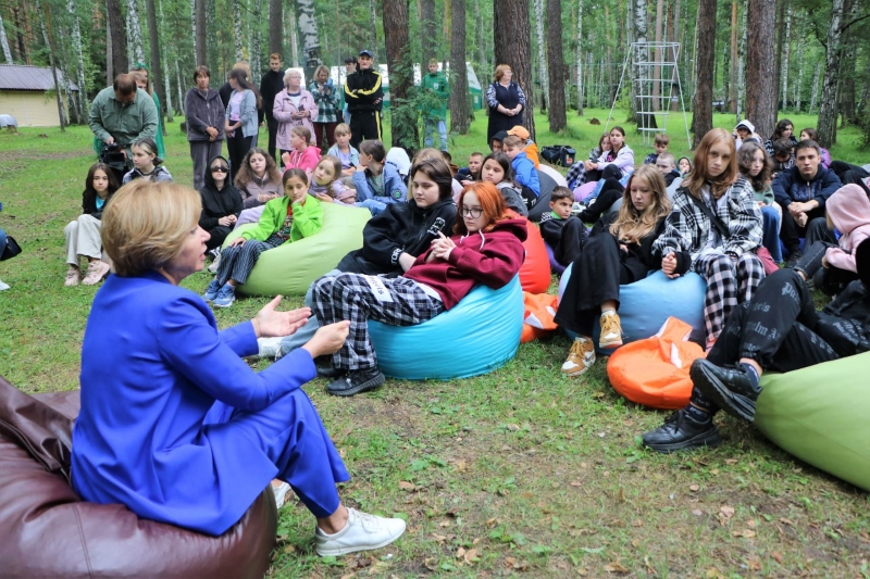 Завершающий заезд в летние оздоровительные лагеря детей из ДНР стартовал в Новосибирской области