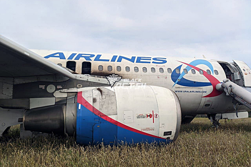 Самолет "Уральских авиалиний" совершил аварийную посадку в поле под Новосибирском