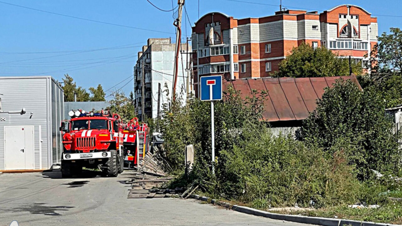 Пожарные машины и скорая помощь промчались по главной улице города Оби -  что произошло - Аэро-Сити