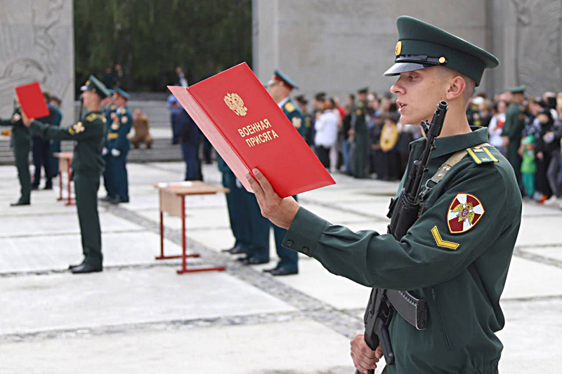 Первокурсники Новосибирского военного института Росгвардии приняли присягу