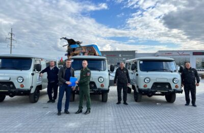 Девять УАЗов, тепловизорные прицелы и аппарат ИВЛ отправились в зону проведения СВО из Новосибирской области