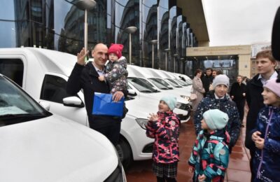 Ключи от новых автомобилей вручили многодетным семьям в Новосибирской области