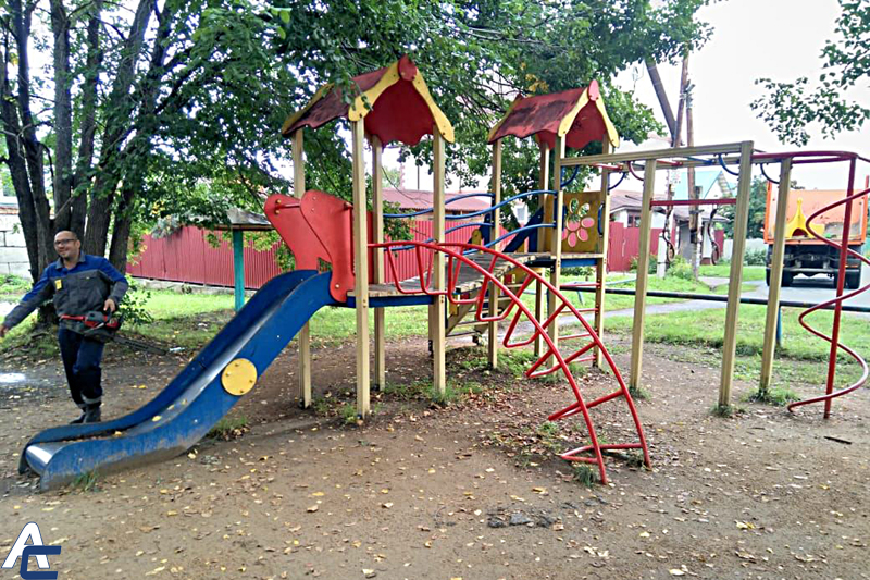 Опасные детские площадки демонтируют в городе Обь