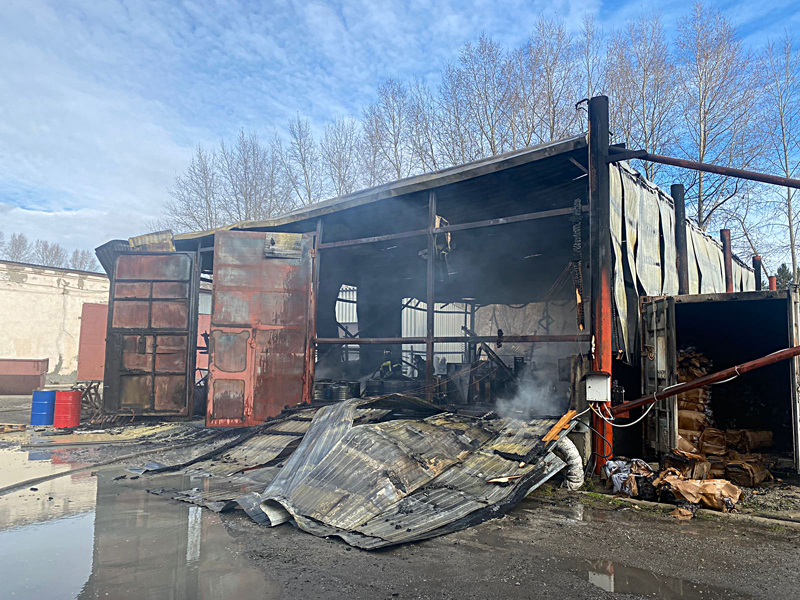 Огромный склад по производству полиуретановых подушек сгорел в городе Обь