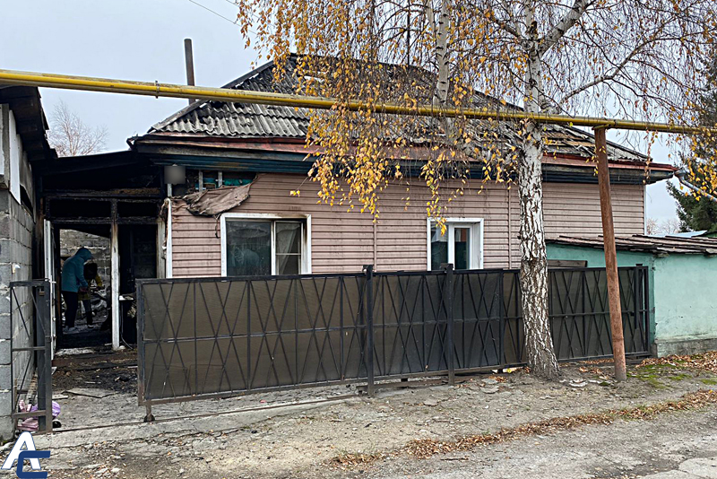 Частный дом с надворными постройками загорелись в городе Обь