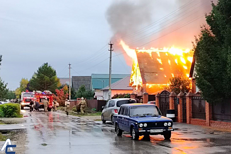 Серьезный пожар в селе Толмачёво: в МЧС рассказали подробности