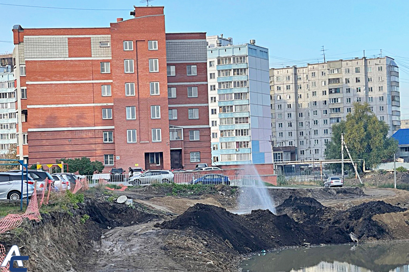 "Гейзер" забил из под-земли на месте строительства эко-парка в городе Обь