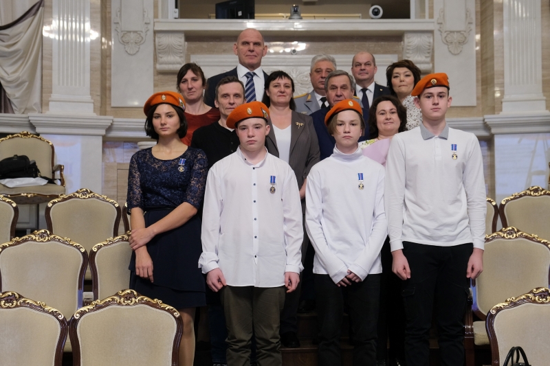 Юных героев из Новосибирской области наградили в правительстве региона за проявленное мужество
