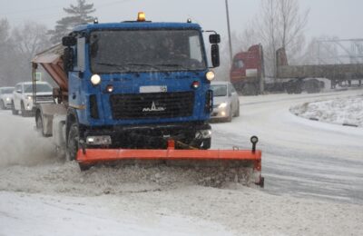 На борьбу со снегом на дорогах Новосибирской области вышло 890 единиц спецтехники