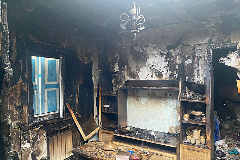 Два частных дома загорелись на улице Станционной в городе Обь