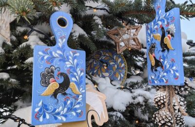 Новосибирская ель с украшениями в стиле ордынской росписи установлена на ВДНХ