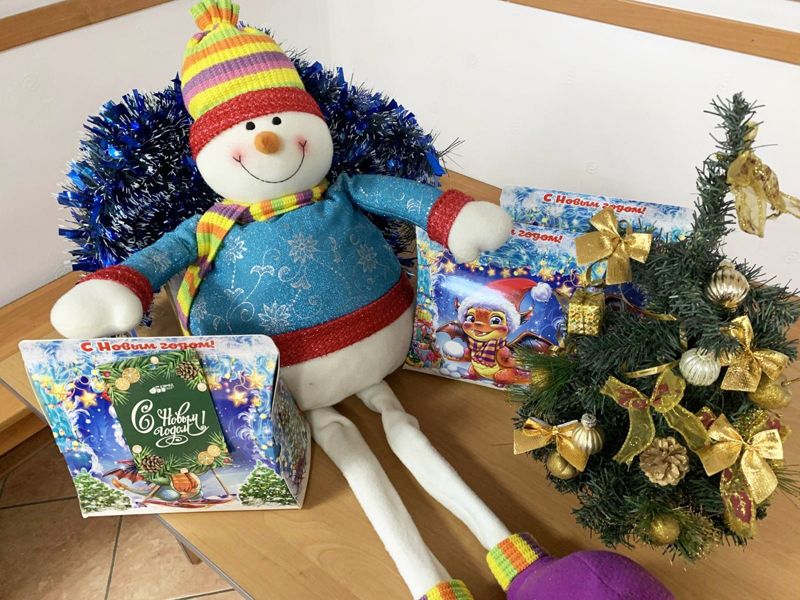 Бесплатные новогодние подарки начали выдавать детям в городе Обь