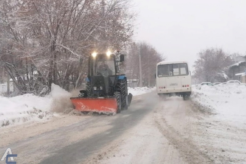 Из-за снегопада в Оби коммунальщики перешли на круглосуточный режим работы