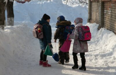 В сильный мороз дети могут не ходить в школу — региональный минобр назвал условия