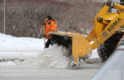 Более 2 тысяч человек и 1152 единиц спецтехники направлены на уборку дорог от снега в Новосибирской области