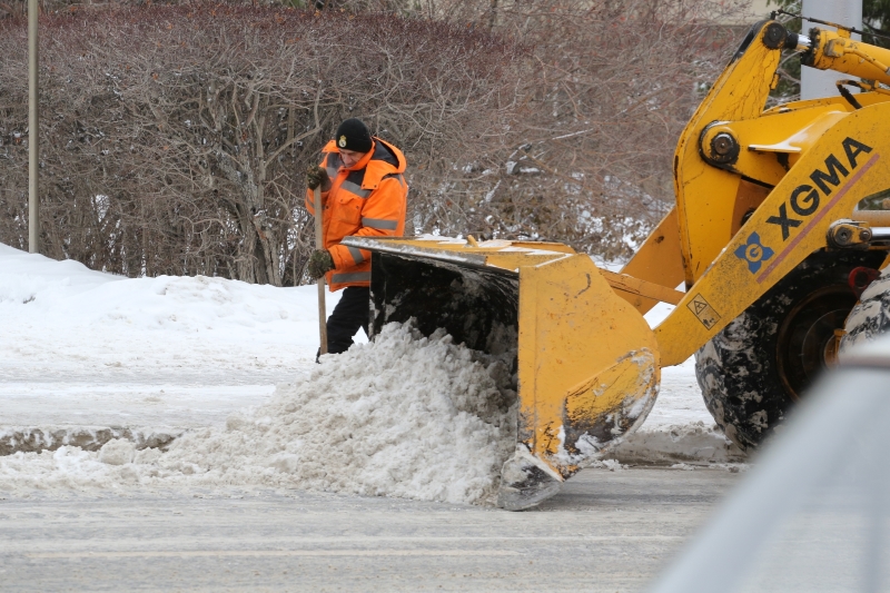 Более 2 тысяч человек и 1152 единиц спецтехники направлены на уборку дорог от снега в Новосибирской области
