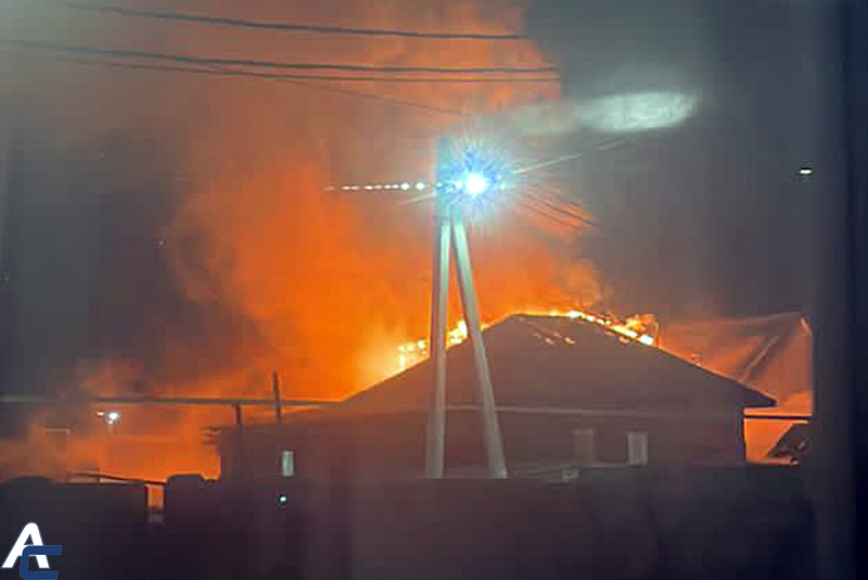 Огонь уничтожил жилой дом в селе Толмачёво рядом с Обью