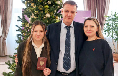 Первый паспорт торжественно вручили талантливой спортсменке из Оби в правительстве Новосибирской области