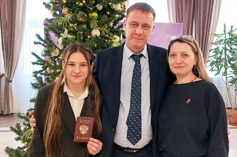 Первый паспорт торжественно вручили талантливой спортсменке из Оби в правительстве Новосибирской области