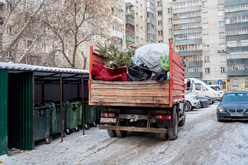 Около 300 единиц техники вывозили мусор в праздничные дни в Новосибирской области