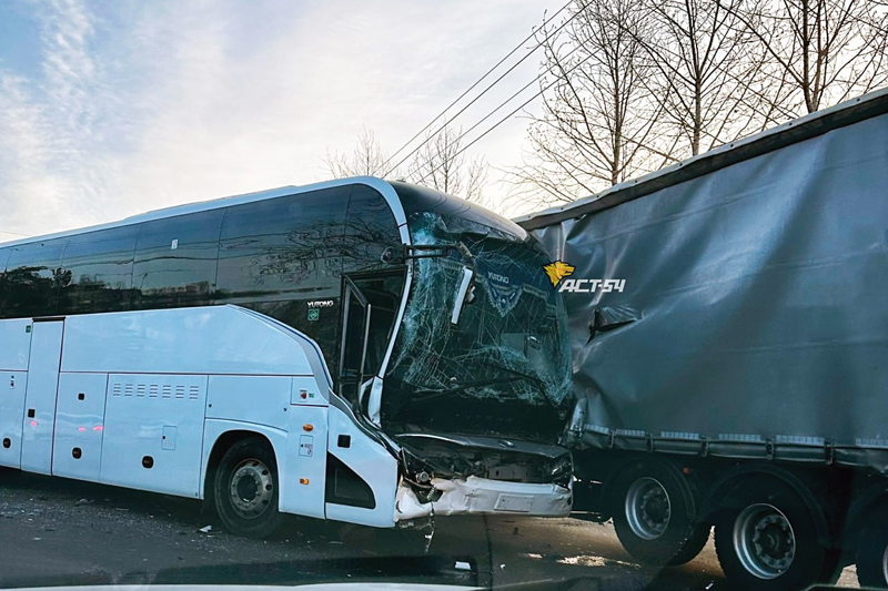 Автобус № 111Э столкнулся с грузовиком в Новосибирске