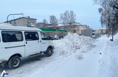 Припаркованные автомобили попросили убрать коммунальщики с улицы Максима Горького в городе Обь