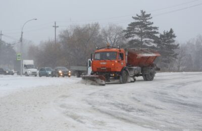 Дороги от снега в Новосибирской области ежедневно очищают до 700 единиц спецтехники