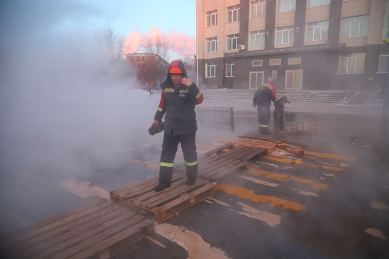 Крупную коммунальную аварию на левом берегу Новосибирска помогают ликвидировать специалисты из Оби