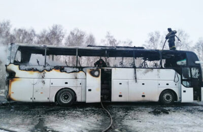 Автобус из аэропорта «Толмачёво» сгорел на трассе в Новосибирской области