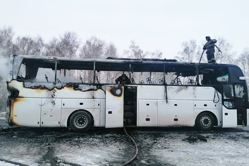 Автобус из аэропорта "Толмачёво" сгорел на трассе в Новосибирской области