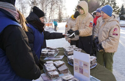 «Блокадный» хлеб раздали на главной площади города Обь под Новосибирском
